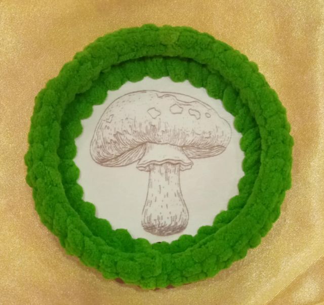 Drewniana podkładka pod kubek z włóczką