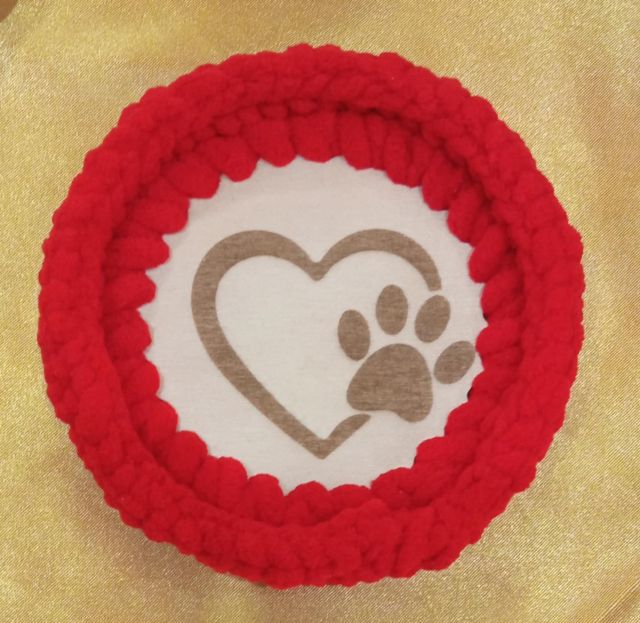 Drewniana podkładka pod kubek z włóczką