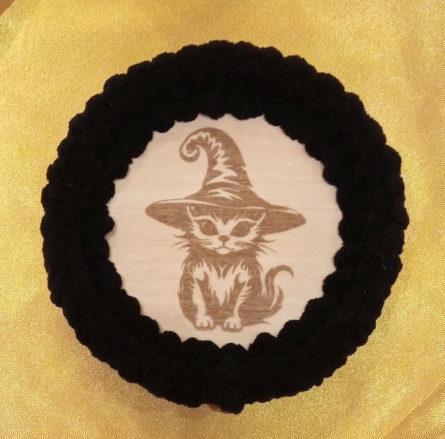 Drewniana podkładka pod kubek z włóczką