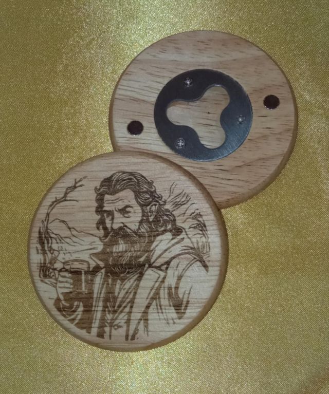 Drewniany otwieracz do butelek