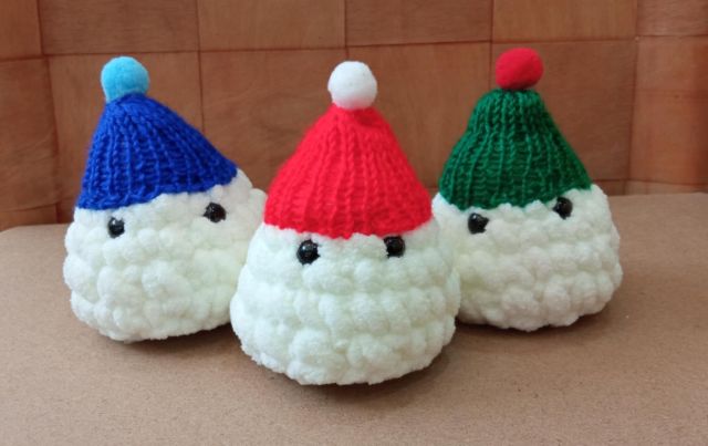 Świąteczne pączusie z włóczki