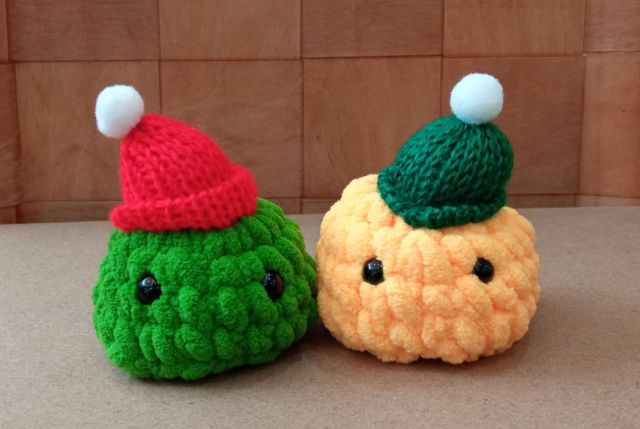 Świąteczne pączusie z włóczki